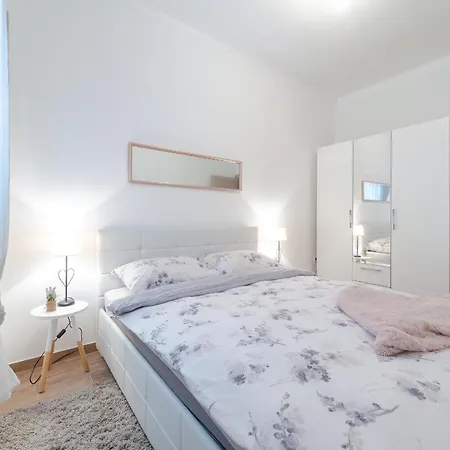 Apartment Dora *