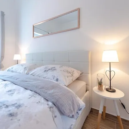 Dora Apartment *