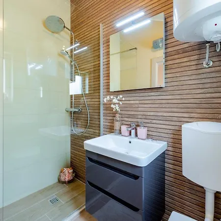 Dora Apartment *