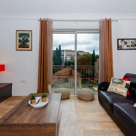 Dora Apartment *